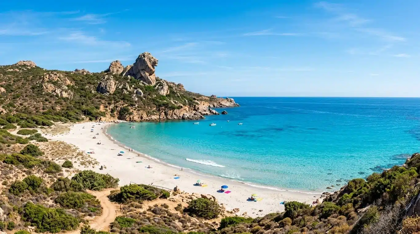 Vue panoramique de la plage de Roccapina et du rocher du Lion en Corse